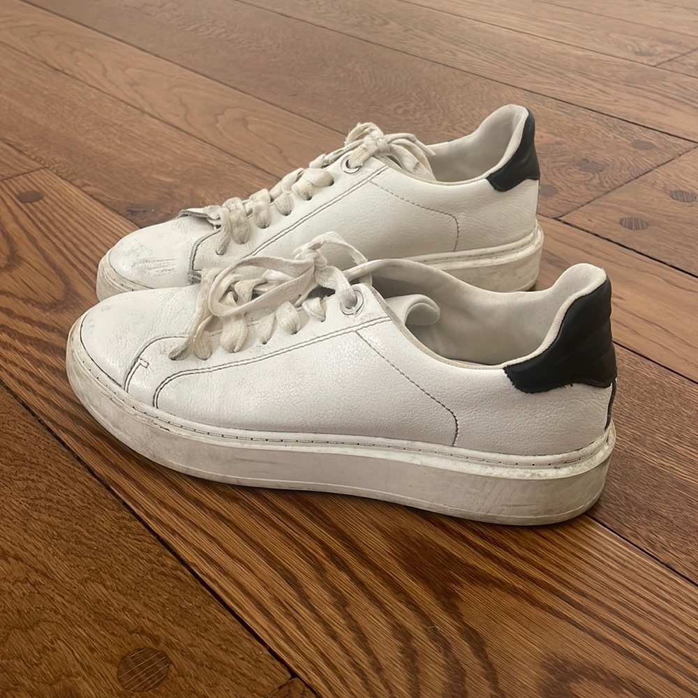 Steve Madden Catcher tennis shoes